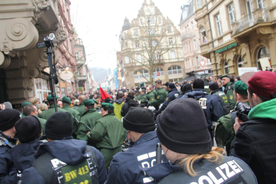 In den Bürgersteigkessel- Hochhulis Einsatz gegen Links um jeden Preis Foto:RDL alt