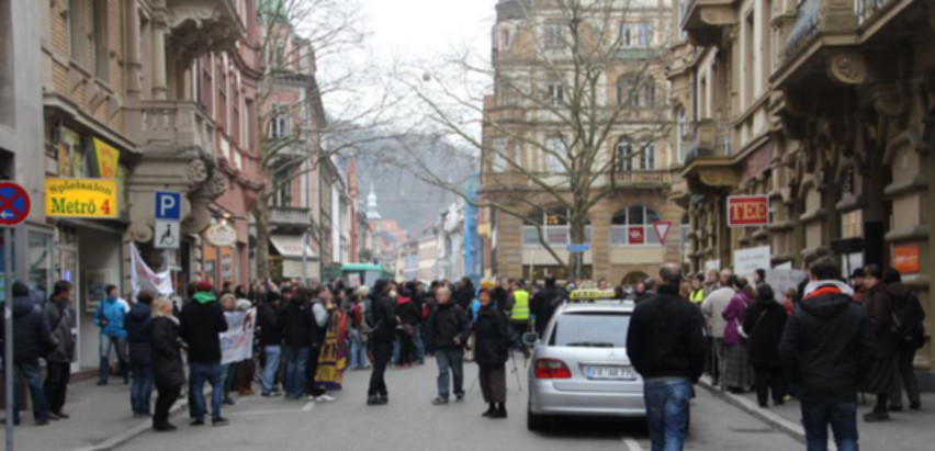 Zwei - gegensätzliche Versammlungen vor dem Polizeieingriff in der Humboldstr.