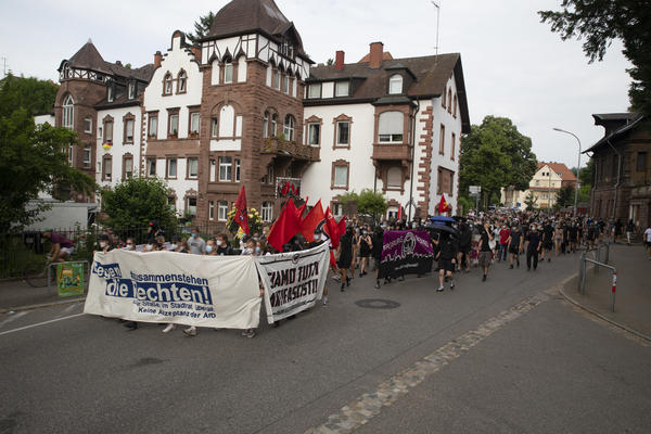 Ein antifaschistischer Demonstrationszug bewegt sich durch die Lorettostraße