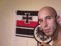 Nazi Stech vor Reichskriegsflagge Foto: indymedia linksunten