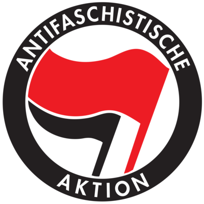 Antifa-Logo mit roter Fahne vordergründig.