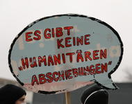 Sprechblasen-Schild mit der Aufschrift: "Es gibt keine 'humanitäre Abschiebungen'"