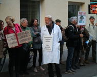 Protest von rechtsoffenen ImpfgegnerInnen an Angell Schule