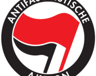 Antifa-Logo mit roter Fahne vordergründig.